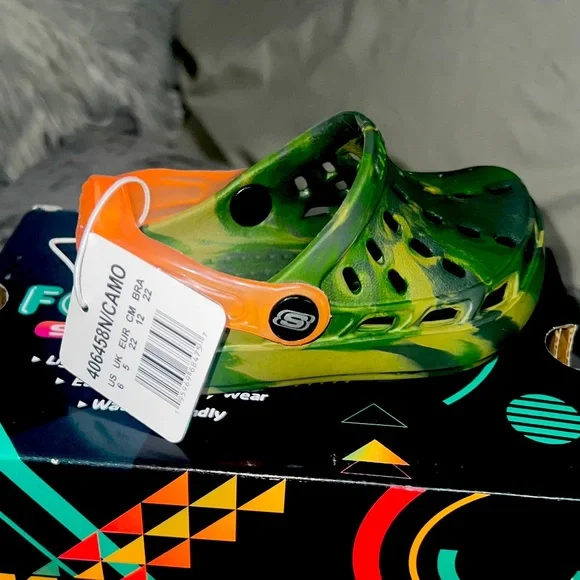 NWT Toddler camo Light up “crocs” sz 6 $10 - Picture 1 of 3